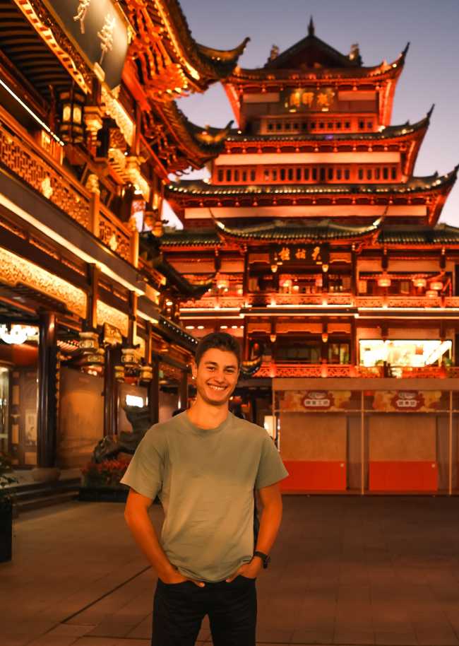 Viajeros explorando ciudades con nuestros itinerarios personalizados a China.