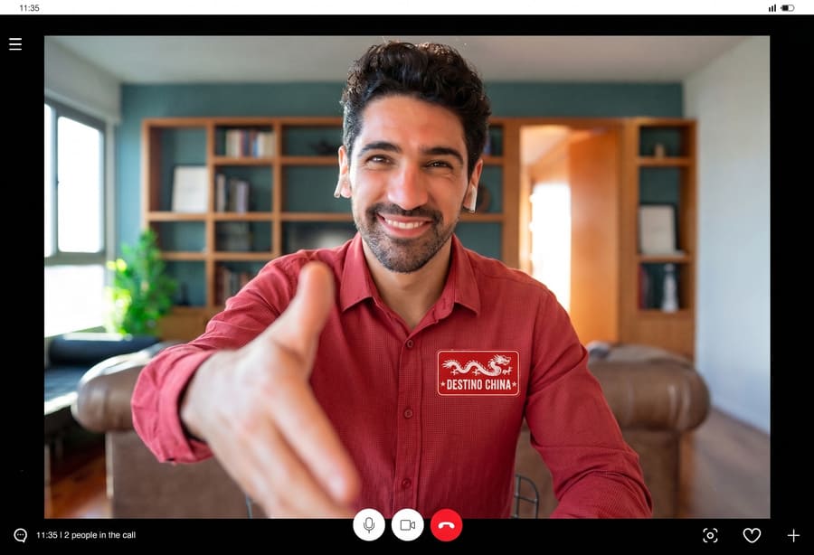 Asesor de viajes con camisa roja, con el logo de Destino China.