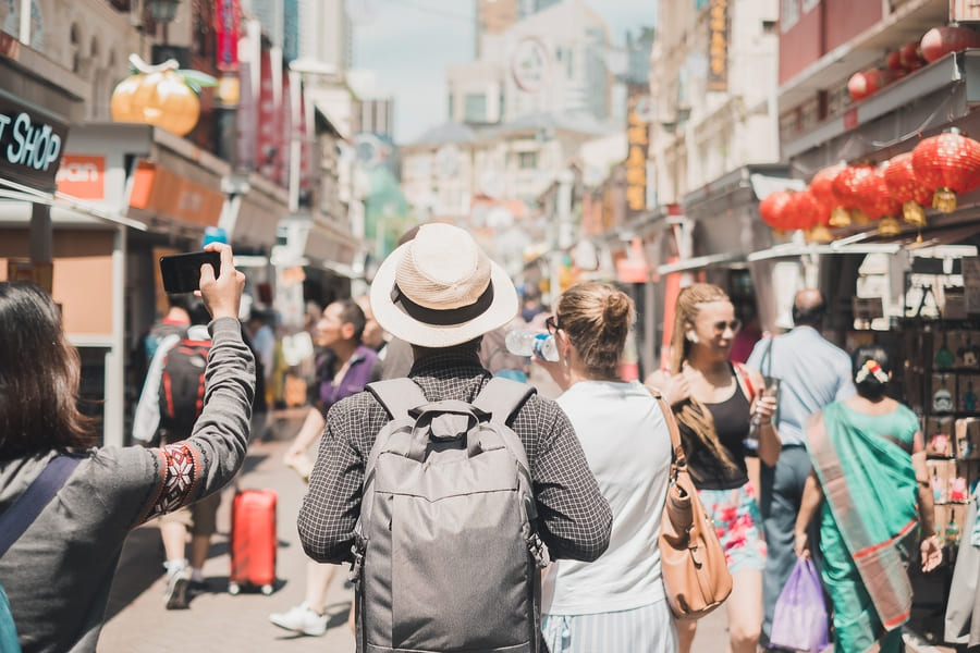 Hombre con mochila disfrutando de un viaje a China.